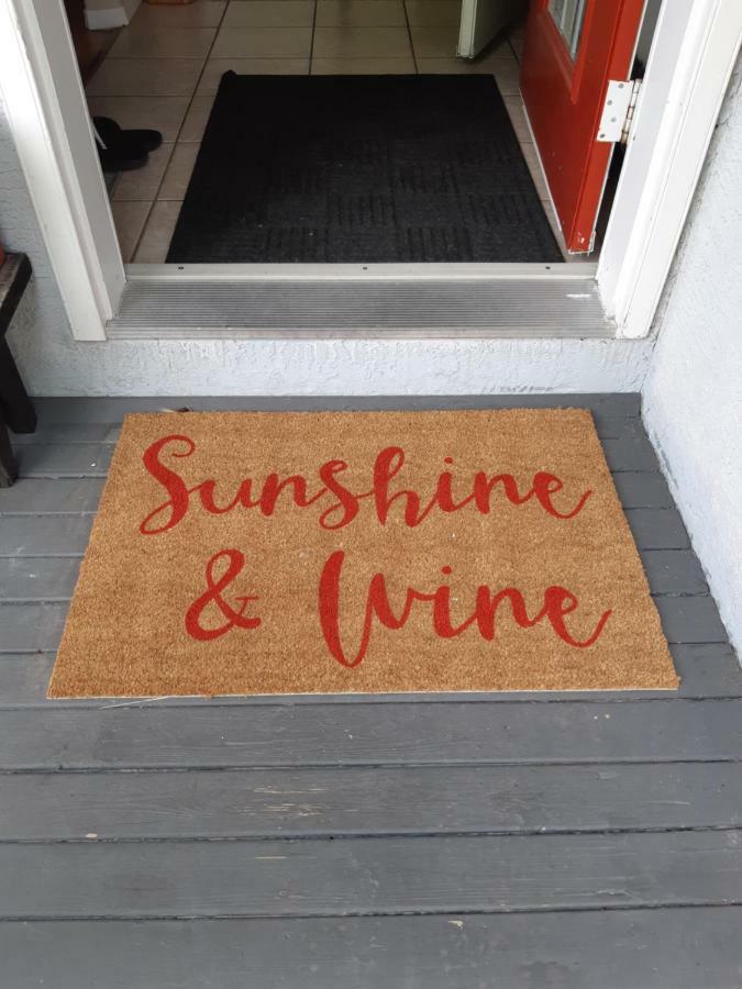 Sunshine And Wine Loft Hotel Penticton Exterior photo